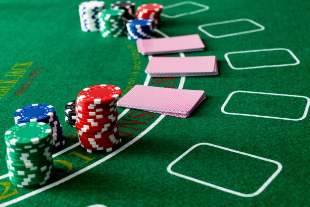 Live dealer conducts each hand on lingtoto Card dealing sequence in lingtoto Lightning Baccarat live studio